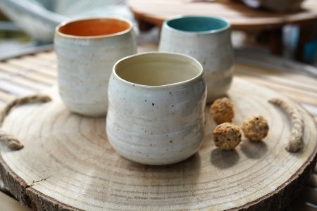 Preview: Handgefertigte Keramikbecher – außen  weiß mit zarten Sprenkeln - innen in verschiedenen Farben